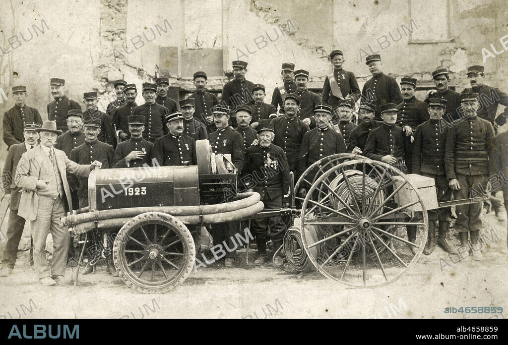 Pompiers devant une lance d'incendie a Fismes. Photographie anonyme pour une carte postale vers 1908. Credit : Collection IM/KHARBINE-TAPABOR.