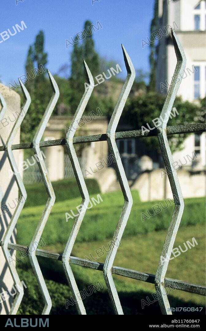 "Villa Kovarovic, 3/49 Libusina St (E6), nr Vysehrad Cubist style garden fence The villa was built by Czech architect Josef Chochol circa 1912-13" *** Local Caption ***.
