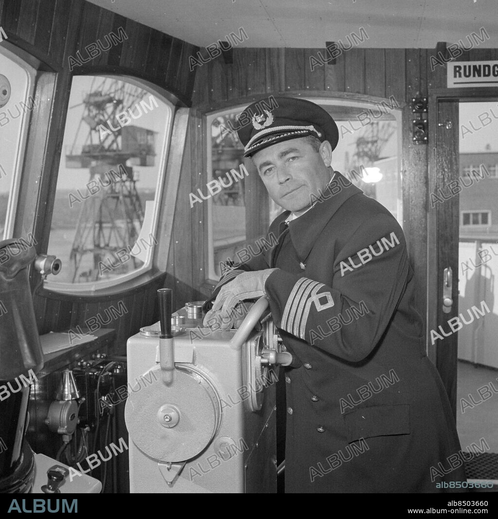 Göteborg - 1960-04-03 - Sessanlinjen - Göteborg Fredrikshamns Linjen - ombord på fartyget Prinsessan Christina - Sjökapten Ulf Trapp på bryggan *** Local Caption *** GT. KAMERAREPORTAGE.