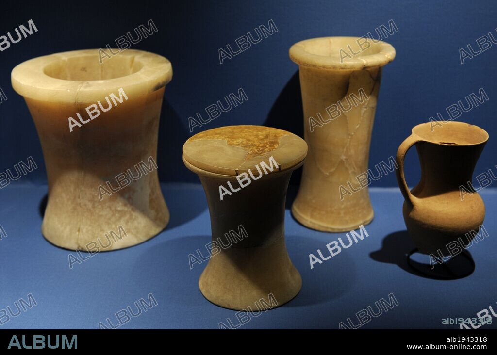 ARTE EGIPCIO. EGIPTO. Tumbas de Meydum. Tumba nº 55. Vasos cilíndricos de alabastro y jarra, importados a Egipto desde levante. Reinado de Snofru. IV Dinastía. Imperio Antiguo. 2613-2589 a. C. Museo Carlsberg Glyptotek. Copenhague. Dinamarca. Norte de Europa.