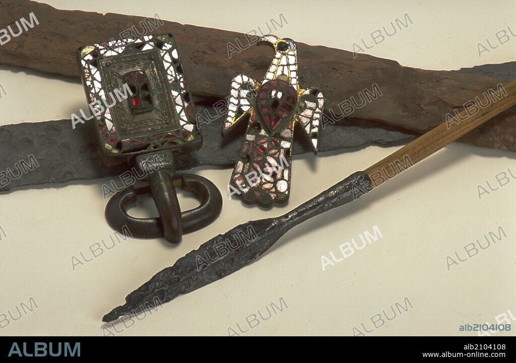 CONJUNTO DE AJUAR MASCULINO: LANZA FIBULA AQUILIFORME. DETALLE. VISIGODO. (DEPOSITO: MUSEO ARQUEOLOGICO NACIONAL).