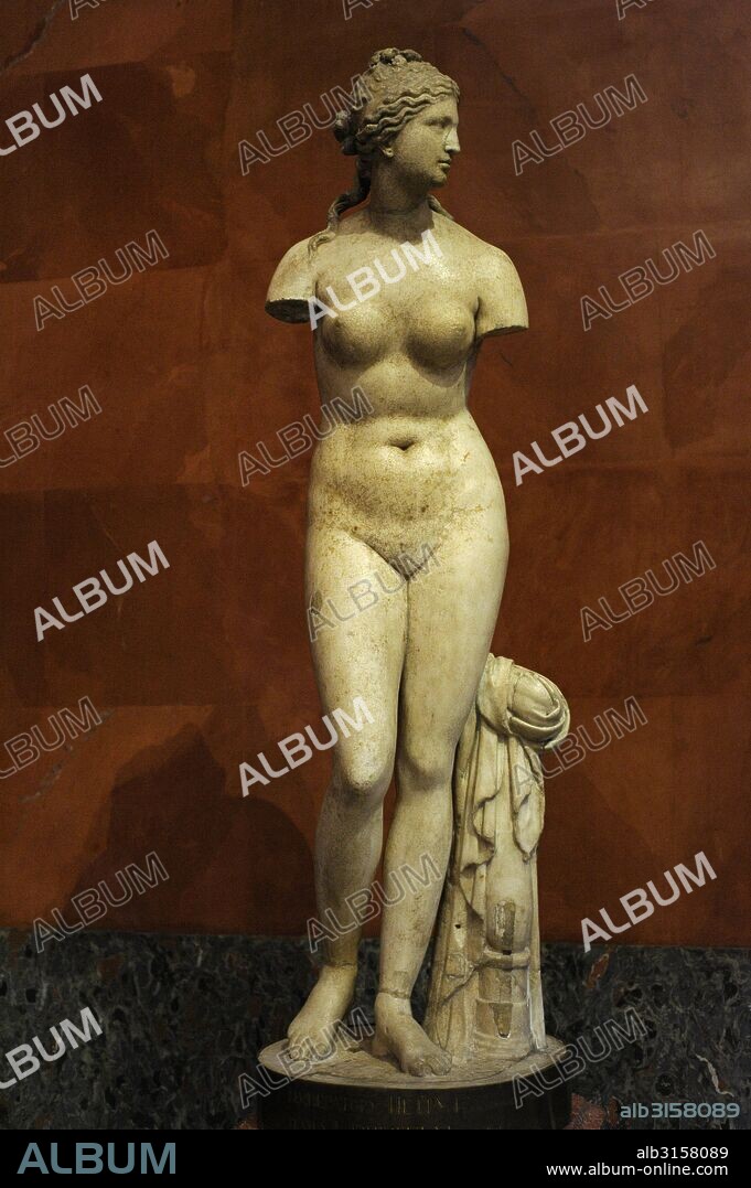 Arte griego. Afrodita (Venus Táuride o Tauris). Trabajo griego del siglo II a. C. (?). Mármol. 1,67 m. Escultura de la diosa en el baño con columna a la derecha. Lleva el nombre de Tauride (Tavrichesky) palacio de S. Petersburgo donde estaba expuesta. Encontrada en Roma en 1719. Museo del Hermitage (The State Hermitage Museum). San Petersburgo. Rusia.