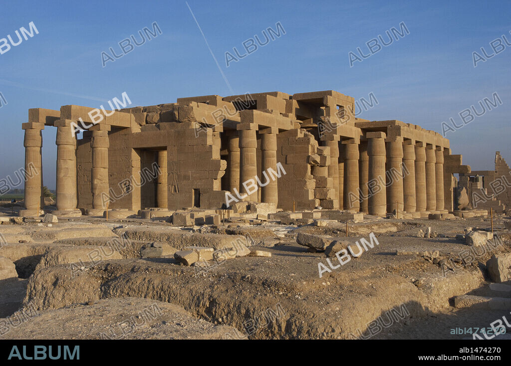 ARTE EGIPCIO. EGIPTO. TEMPLO MORTUORIO DE RAMSES II o RAMESEUM (RAMESSEUM). 19 Dinastía. Imperio Nuevo. Siglo XIII a. C. Necrópolis de Tebas). Valle de los Reyes. Ribera occidental del Río Nilo. Ruinas del templo.