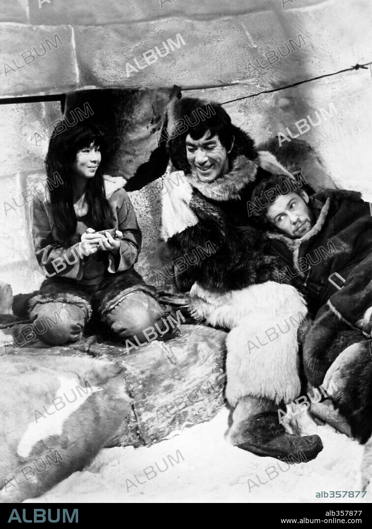 ANTHONY QUINN, PETER O'TOOLE y YOKO TANI en LOS DIENTES DEL DIABLO, 1960 (THE SAVAGE INNOCENTS), dirigida por NICHOLAS RAY. Copyright PARAMOUNT PICTURES.
