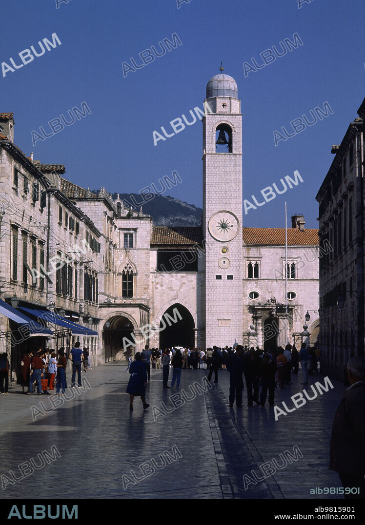 TORRE DEL RELOJ JUNTO AL PALACIO SPONZA Y EL AYUNTAMIENTO DE DUBROVNIK EN LA PLAZA LUZA.