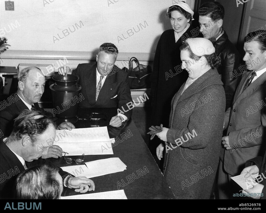 ATP-omröstningen folkomröstning i ATP-frågan oktober 1957 rörande utformningen av en framtida tilläggspension.. Röstning i Staffanstorps 9:e valdistrikt där ordföranden Ernst Mårtensson vidarbefordrar valkkuverten till urnan.. Foto: Sydsvenskan / IBL Bildbyrå.