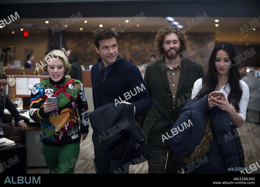 JASON BATEMAN, KATE MCKINNON, OLIVIA MUNN and T. J MILLER in OFFICE CHRISTMAS PARTY, 2016, directed by JOSH GORDON and WILL SPECK. Copyright BLUEGRASS FILMS/DREAMWORKS PICTURES/ DREAMWORKS SKG.