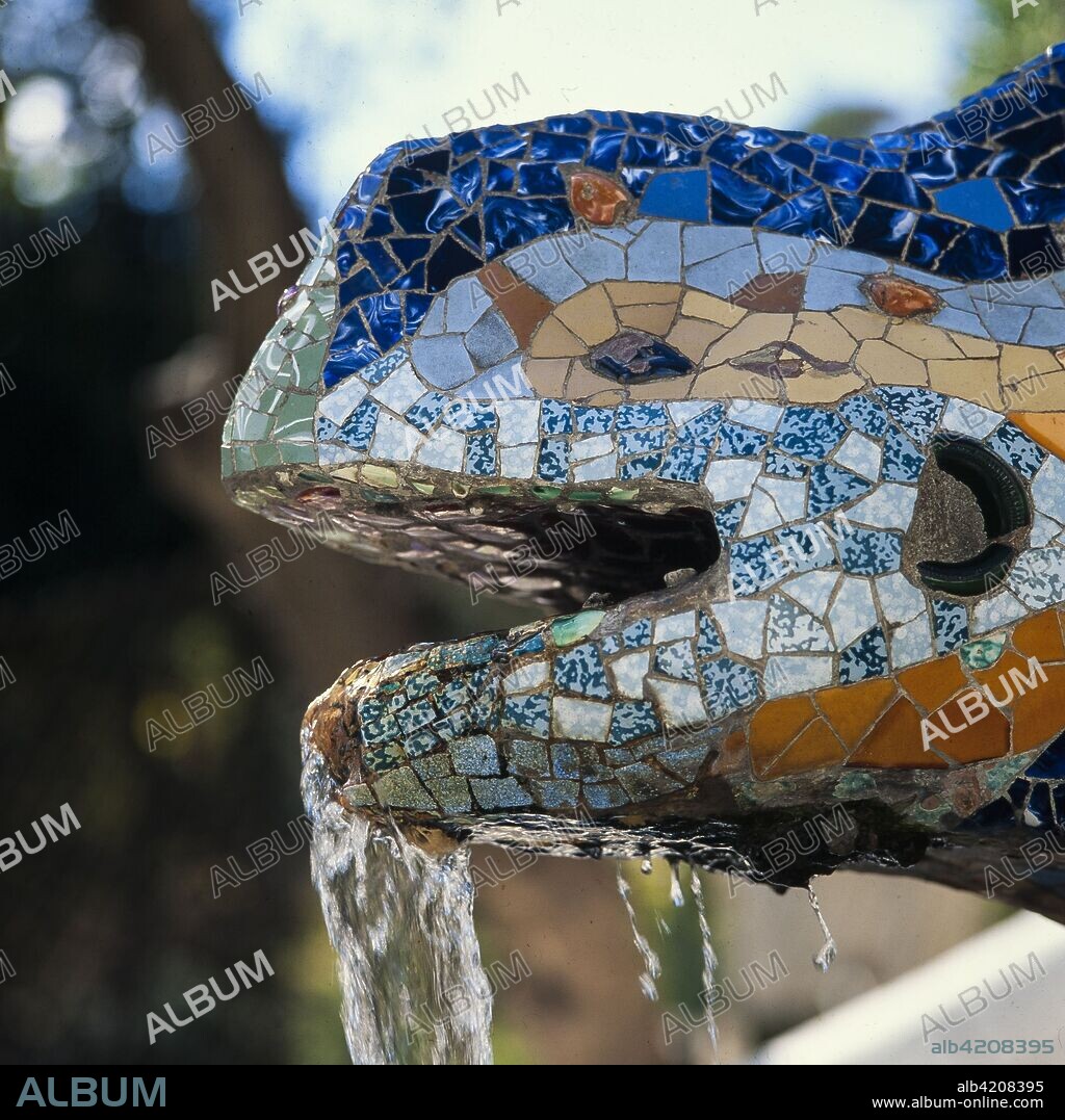 ANTONI GAUDÍ. Fuente dragón o salamandra, Parque Güell, Barcelona.