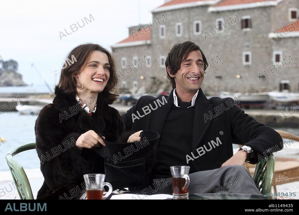 ADRIEN BRODY and RACHEL WEISZ in THE BROTHERS BLOOM, 2008, directed by RIAN JOHNSON. Copyright ENDGAME ENTERTAINMENT/RAM BERGMAN PRODUCTIONS.