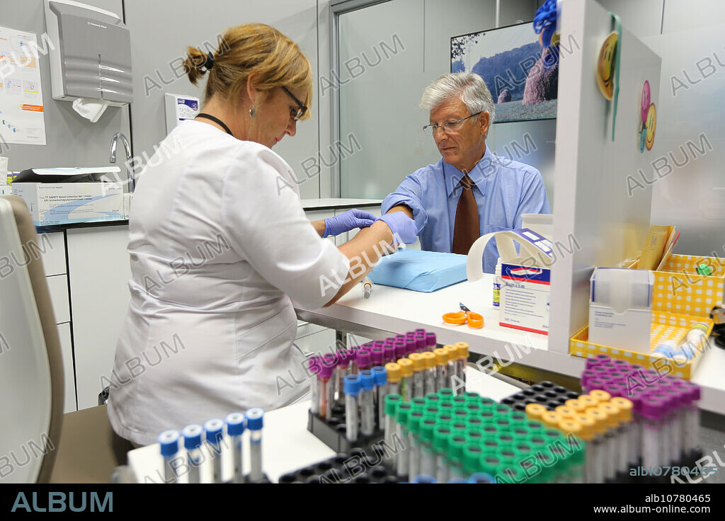 Blood extraction, Onkologikoa Hospital, Oncology Institute, Case Center for prevention, diagnosis and treatment of cancer, Donostia, San Sebastian, Gipuzkoa, Basque Country, Spain.