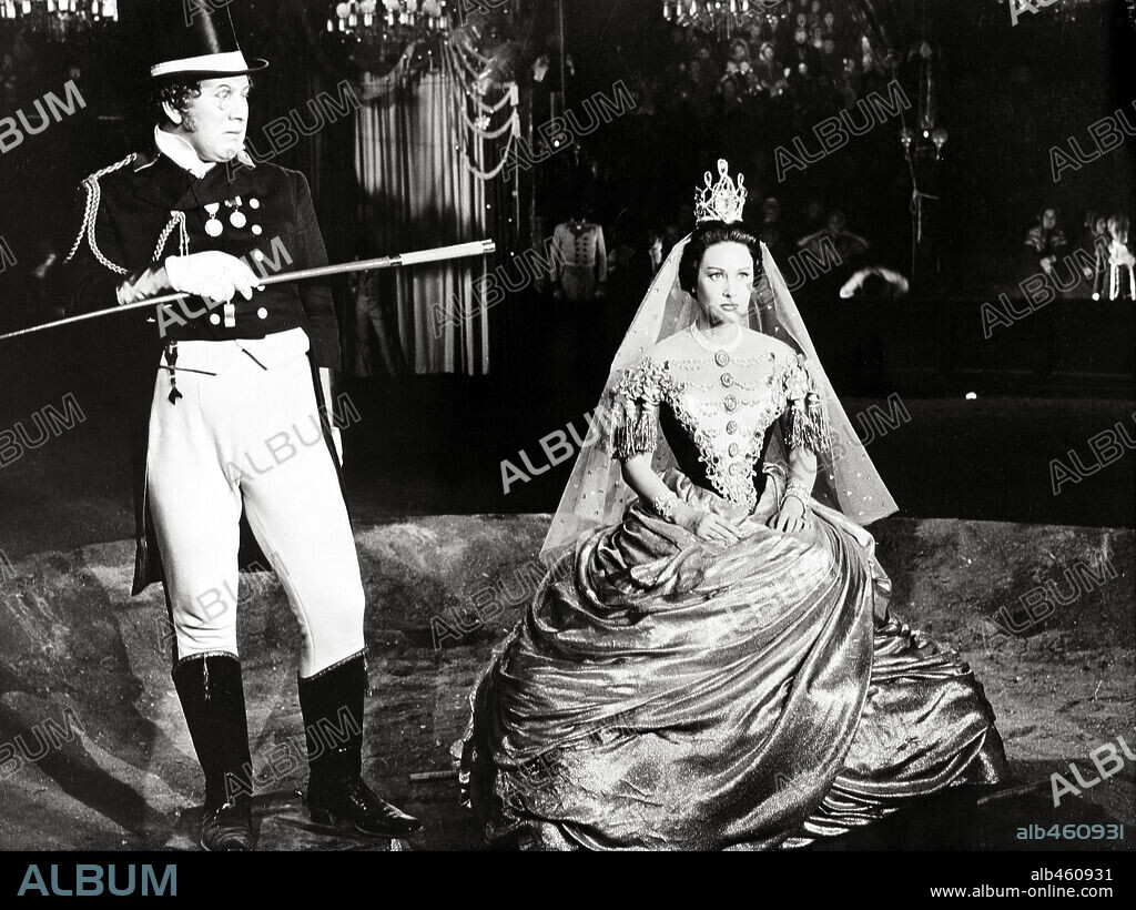 MARTINE CAROL y Sir Peter Ustinov. MARTINE CAROL y PETER USTINOV en LOLA MONTES, 1955, dirigida por MAX OPHÜLS. Copyright GAMMA-FLORIDA-UNION/BRANDON.