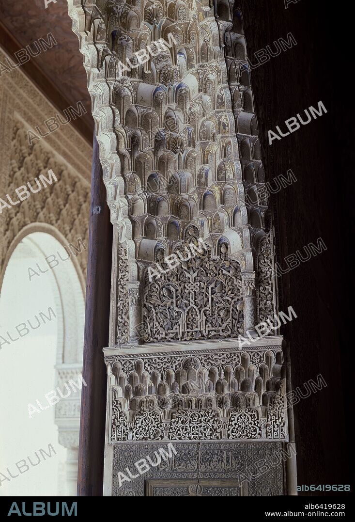 SALA DE LA BARCA - DETALLE DEL INTRADOS DEL ARCO DE ACCESO - SIGLO XIV - ARQUITECTURA NAZARI.