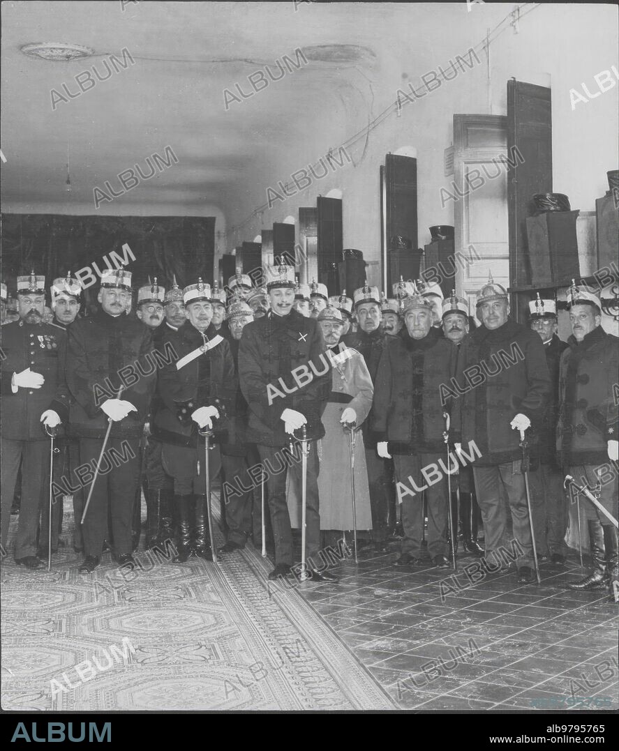 Madrid. In the María Cristina barracks. HM the King (X), with the senior staff of the Wad-Ras regiment, which yesterday celebrated the fiftieth anniversary of the creation of said corps.