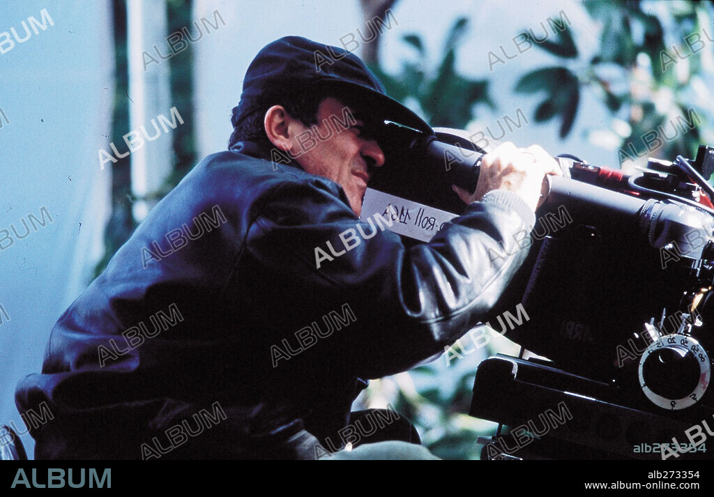 BERNARDO BERTOLUCCI en EL PEQUEÑO BUDA, 1993 (LITTLE BUDDHA), dirigida por BERNARDO BERTOLUCCI. Copyright MIRAMAX.