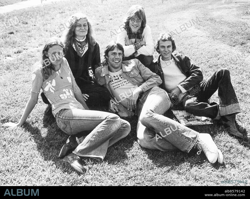 GÖTEBORG 1975-08-22.. Utsträckta i gröngräset ligger de fem som är ansvariga för ungdomsradion som ska sändas från Göteborg - från vänster ses Inga Rexed, Mia Gerdin, Tommy Rander, Lars Aldman och Tomas Tengby. *** Local Caption *** GP Foto: Kamerareportage / TT / Kod: 2524.