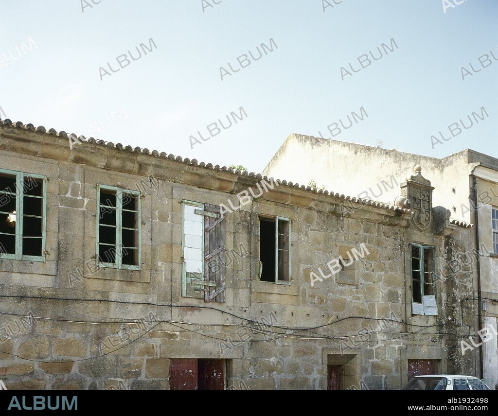 GALICIA. MUGARDOS. Vista parcial de la CASA DE LA SIRENA (CASERON DE LOS MARIÑO DA BARREIRA), construida en el siglo XVIII. Provincia de A Coruña. España.
