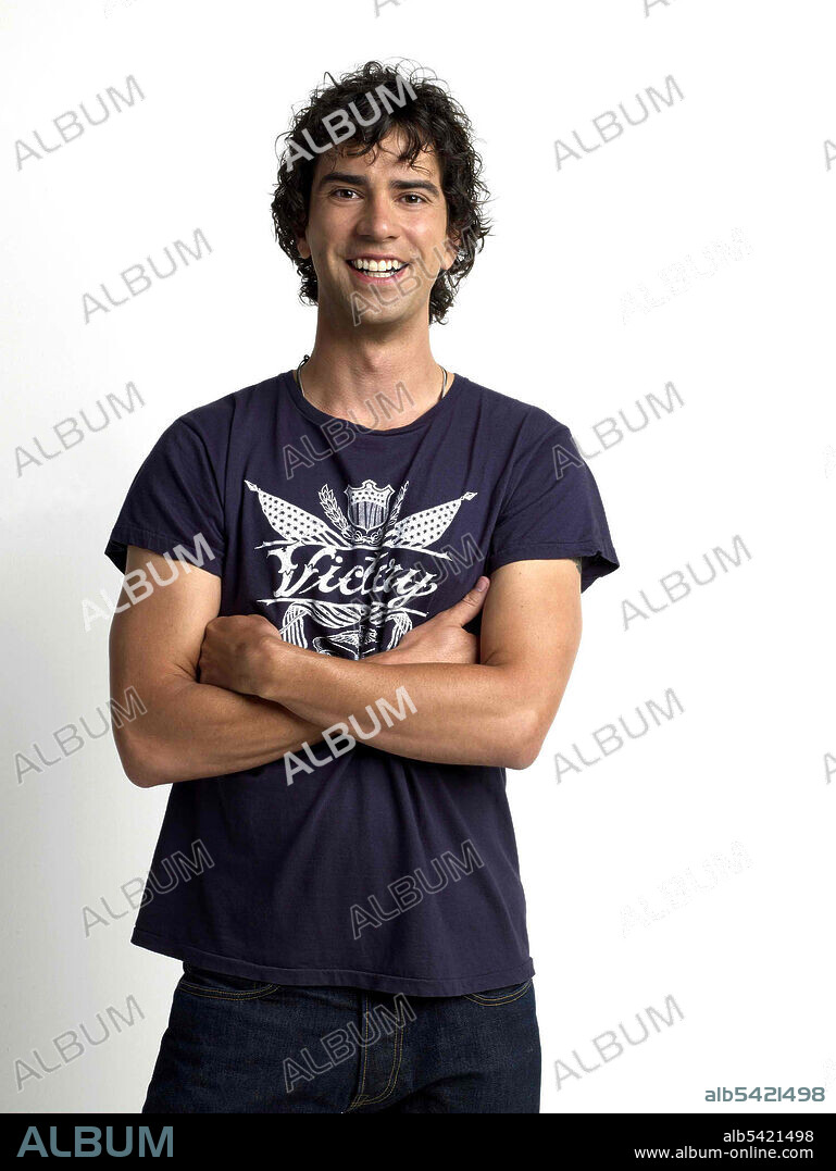 HAMISH LINKLATER in THE NEW ADVENTURES OF OLD CHRISTINE, 2006, directed by ANDY ACKERMAN. Copyright WARNER BROS. TELEVISION.