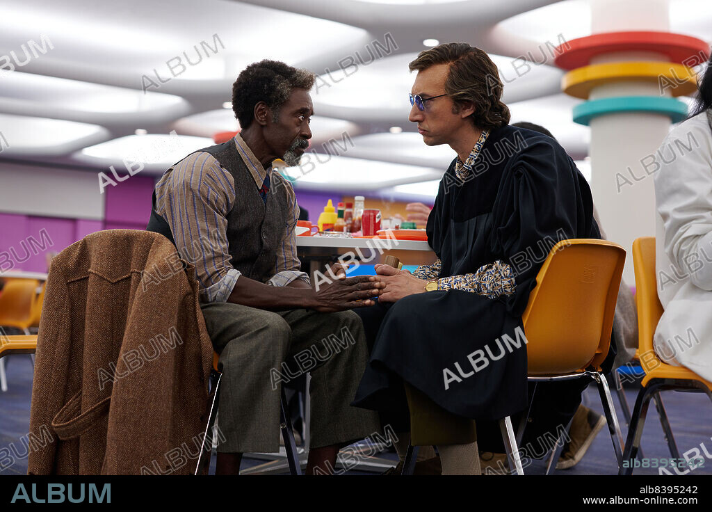ADAM DRIVER and DON CHEADLE in WHITE NOISE, 2022, directed by NOAH BAUMBACH. Copyright Passage Pictures (II) BB Film Productions Heyday Films Netflix Studios.