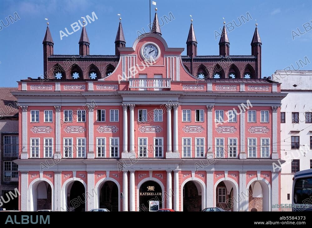 Rostock (Mecklenburg-Vorpommern), Rathaus. (Mittelterlicher Kern; um 1220/30 und um 1300; barocker Vorbau 1727/29). Außenansicht. Foto (Lisa Hammel).