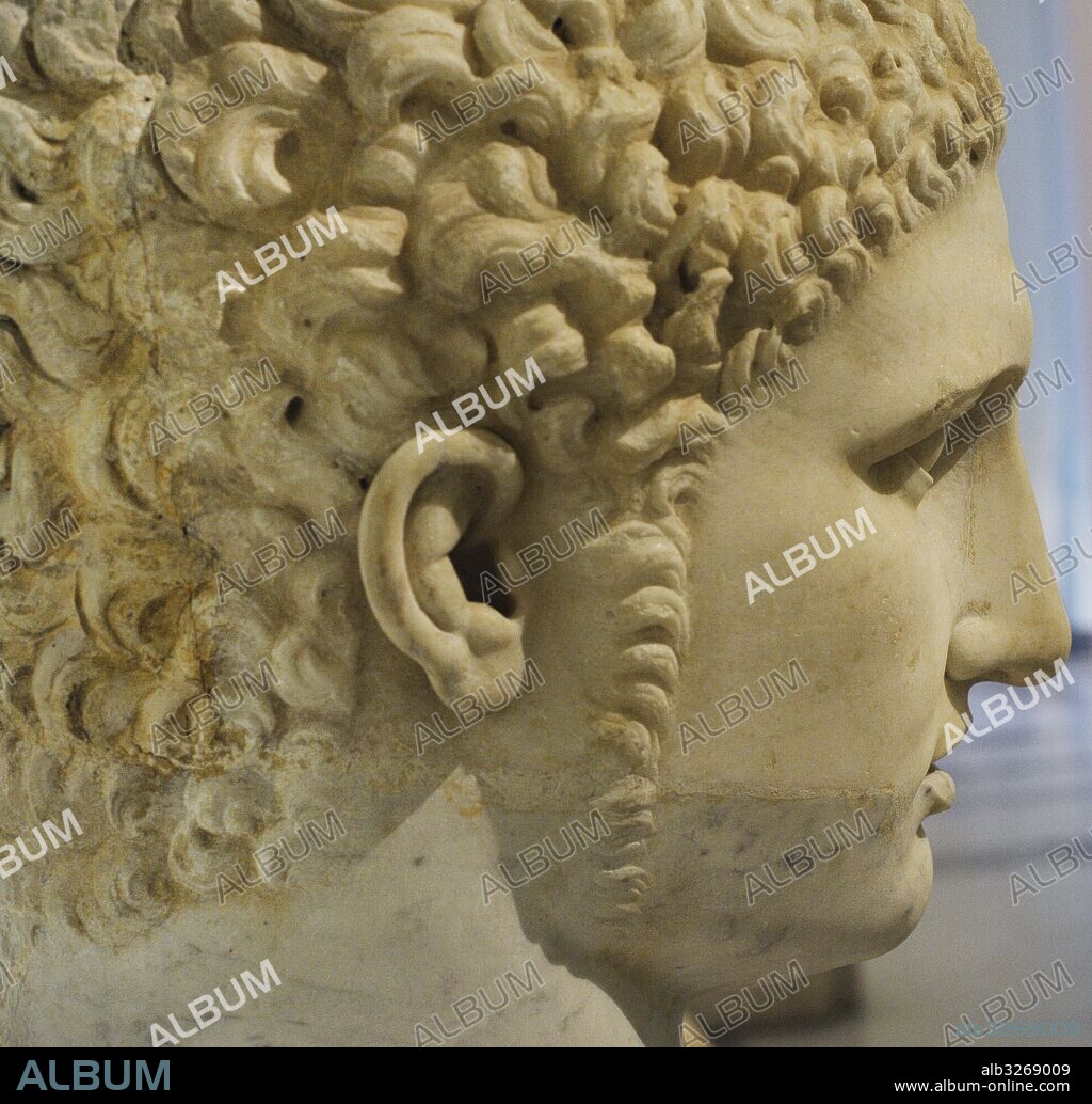 Hércules de joven. Copia romana del siglo II d. C. de un original griego de la segunda mitad del siglo IV a. C. Detalle perfil. Colección Farnese. Museo Arqueológico Nacional. Nápoles. Italia.