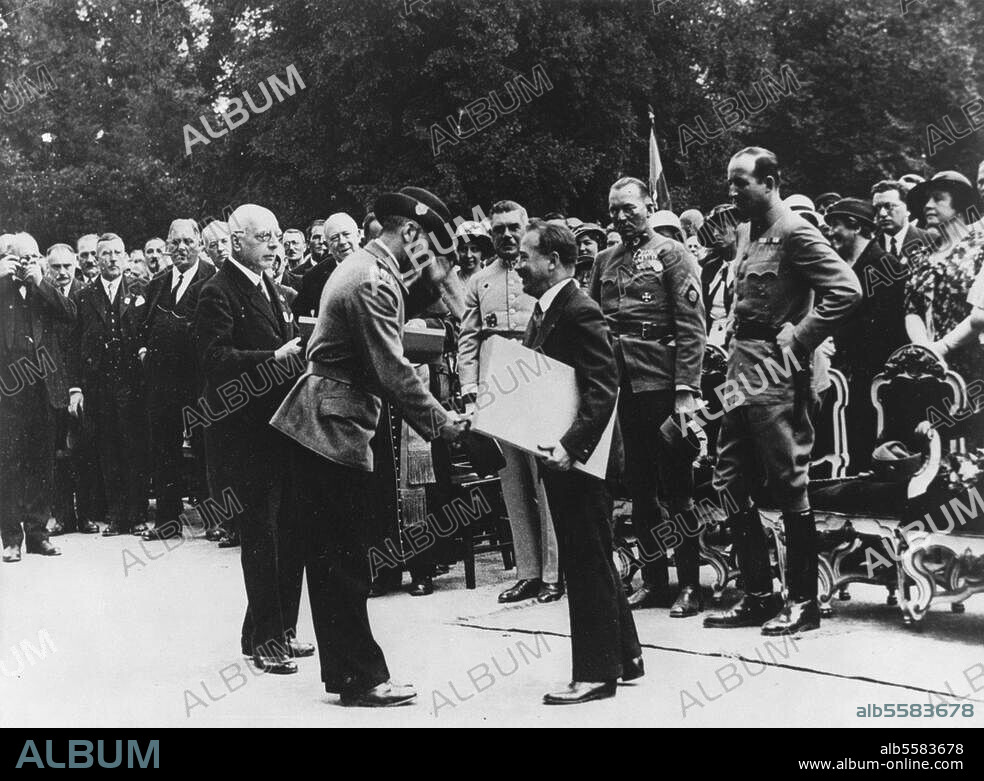 Dollfuß, Engelbert österr. Politiker (CP, Vaterländ. Front), 1932-34 Bundeskanzler; 1892-1934. Wiener Neustadt ernennt Bundeskanzler Dollfuß und Vizekanzler Ernst Rüdiger Starhemberg zu Ehrenbürgern, 5. Mai 1934: Dollfuß (mit Urkunde), rechts hinter ihm Starhemberg. Foto.