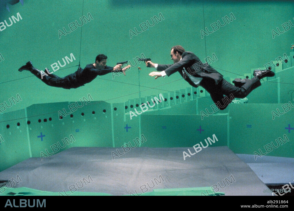HUGO WEAVING and KEANU REEVES in THE MATRIX, 1999, directed by ANDY WACHOWSKI and LARRY WACHOWSKI. Copyright ROADSHOW FILM LIMITED.