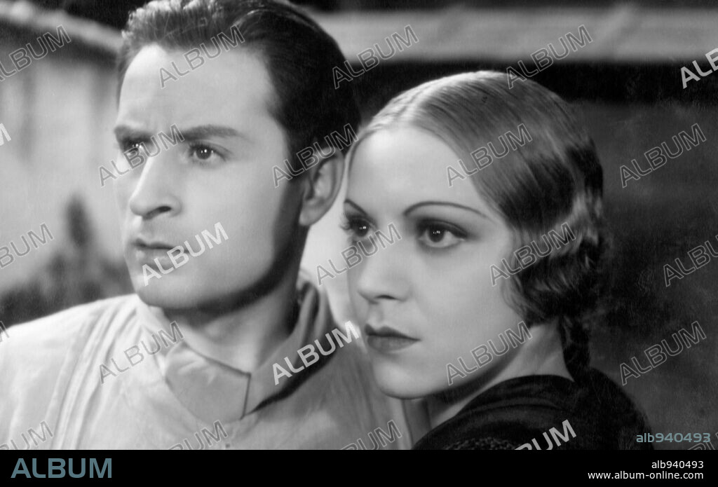 ANGELILLO y PILAR MUÑOZ en LA HIJA DE JUAN SIMON, 1935, dirigida por JOSE LUIS SAENZ DE HEREDIA y NEMESIO M. SOBREVILA. Copyright FILMOFONO.