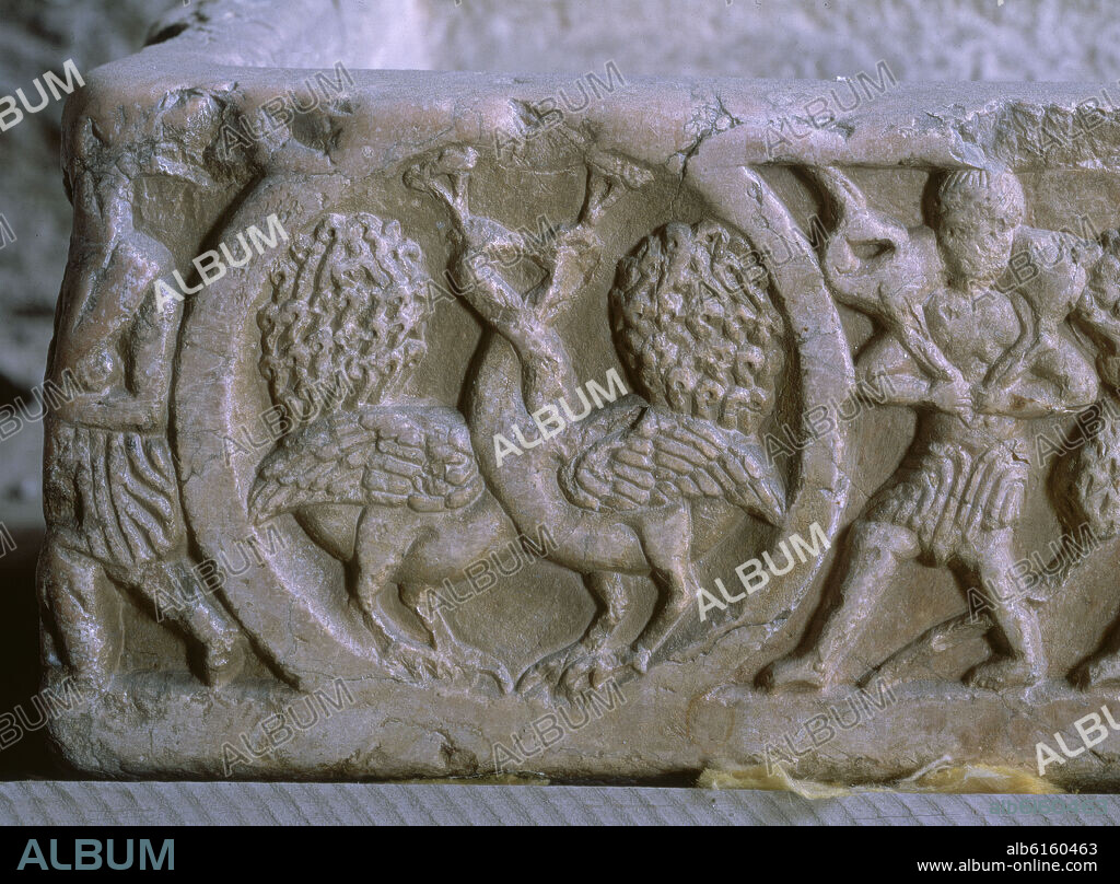 RELIEVE DE UNA PILA ARABE DEL SIGLO XI - DETALLE DE DOS PAVOS REALES.