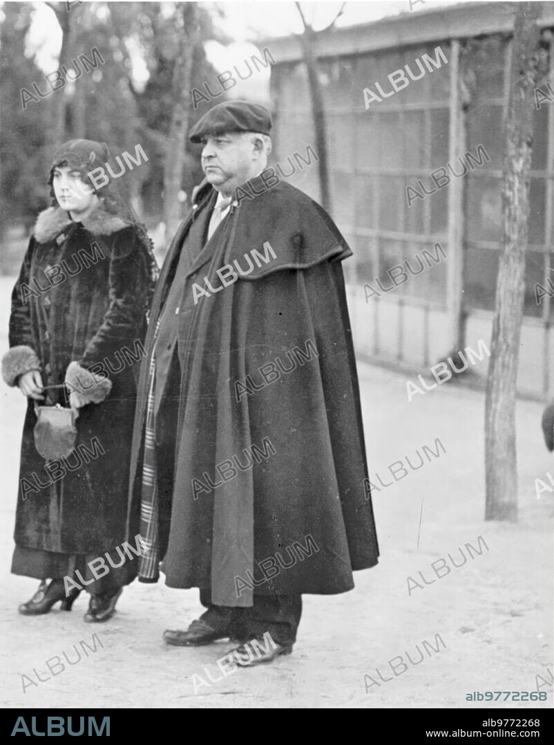Diciembre 1916. En el Cementerio. El padre y la Hermana de María de los Ángeles Mancisidor, que Asistieron A la exhumación de Dionisio Campos.