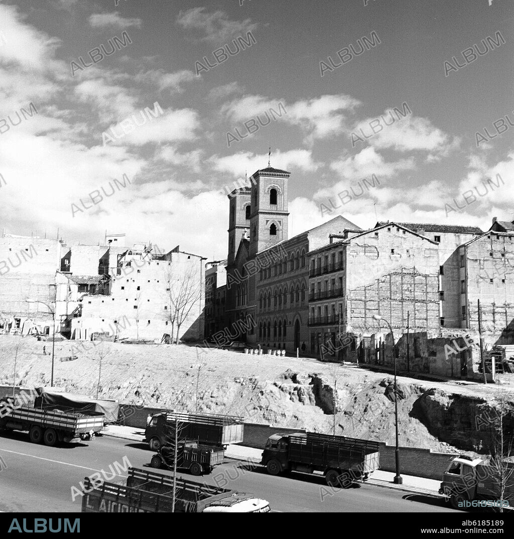 LORENZO ALVAREZ CAPRA (1848-1901). IGLESIA PARROQUIAL DE SAN PEDRO EL REAL - CAPILLA DE LA PALOMA - 1896/1911 - GRAN VIA DE SAN FRANCISCO EL GRANDE - FOTOGRAFIA EN BLANCO.