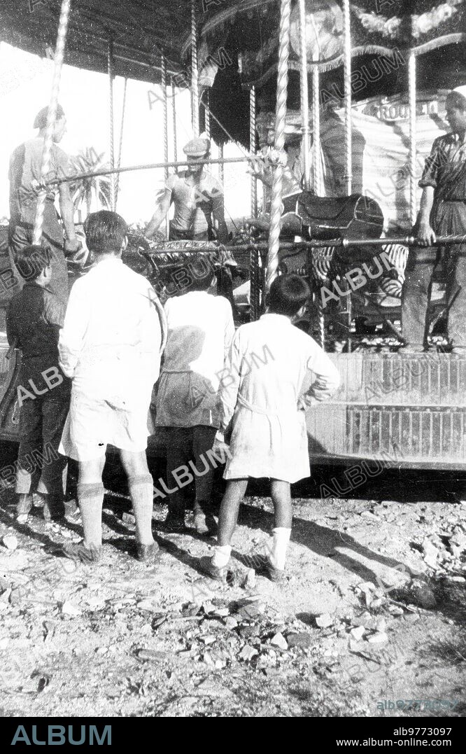 Abril 1943. La chiquillería Viendo colocar el Tiovivo. -fecha Aproximada.