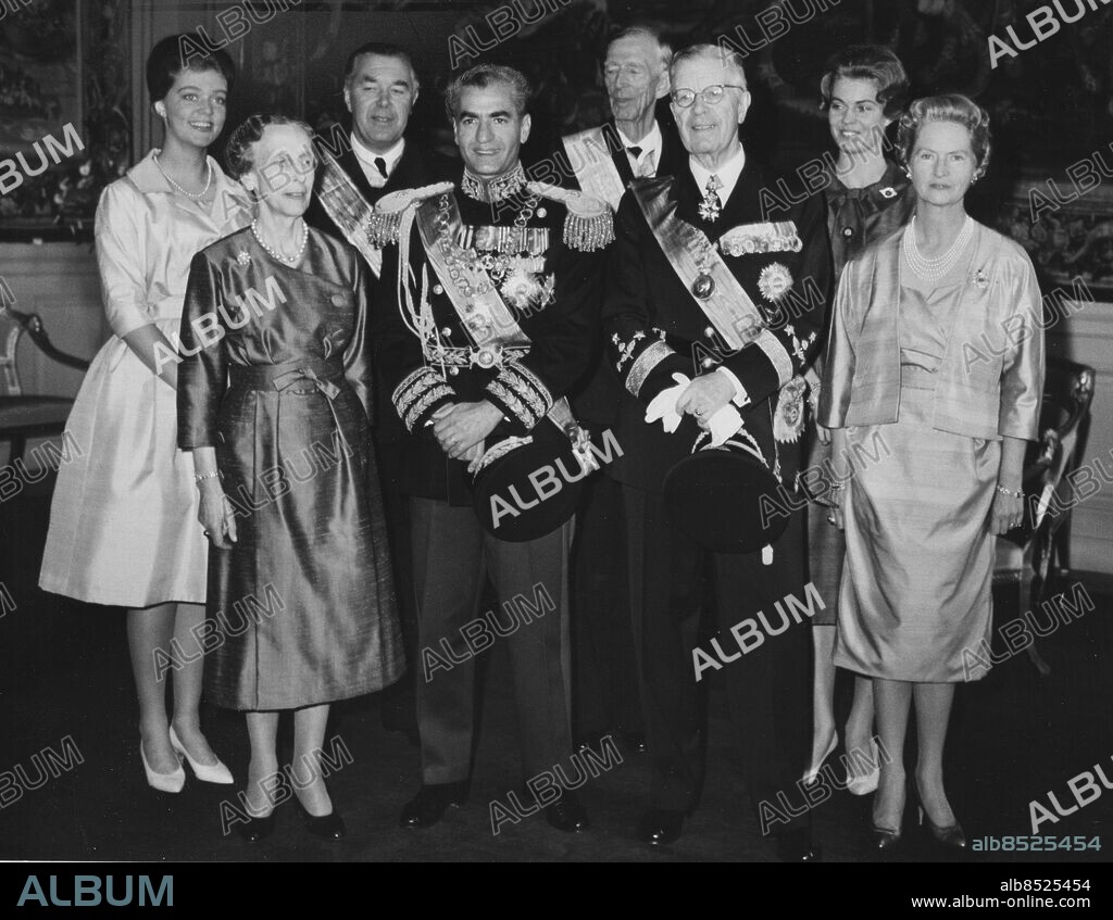 STOCKHOLM 1960-05-05. Mohammad Reza Pahlavi, Shahen av Iran på besök i Sverige. Vid ankomsten togs denna officiella bild.. Översta raden, fr v. Prinsessan Birgitta, prins Bertil, prins Wilhelm, prinsessan Margaretha.. Nedersta raden, fr v. drottning Louise, Shahen av Iran, kung Gustaf VI Adlof, prinsessan Sibylla.. Foto: Pressens Bild / SCANPIX kod 194.