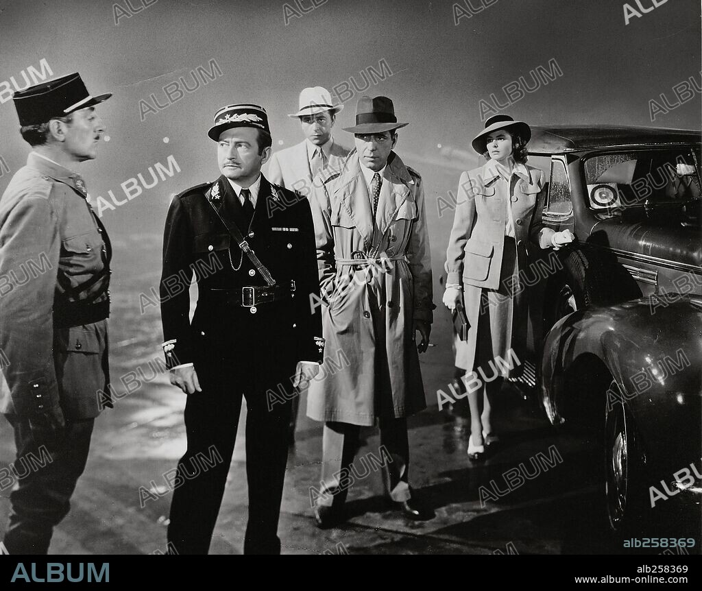 CLAUDE RAINS, HUMPHREY BOGART, INGRID BERGMAN y PAUL HENREID en CASABLANCA, 1942, dirigida por MICHAEL CURTIZ. Copyright WARNER BROTHERS.