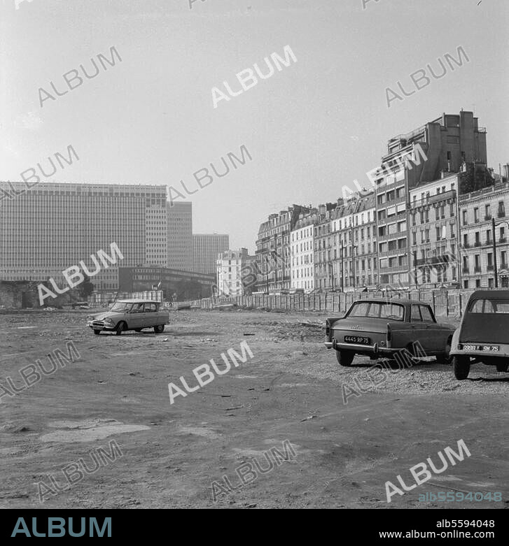 Paris (Frankreich), Place Montparnasse. Baugelände für das geplante Hochhaus Tour Maine-Montparnasse. Foto, 1960. Aus einer Serie: "Paris, Montparnasse".