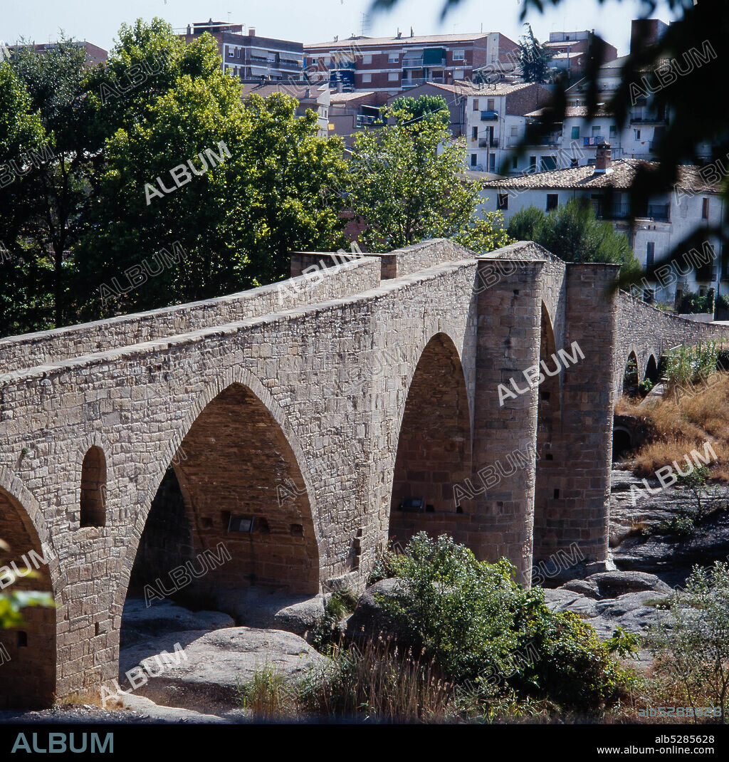 Puente gótico de Vilumara sobre el río Llobregat, Cataluña.