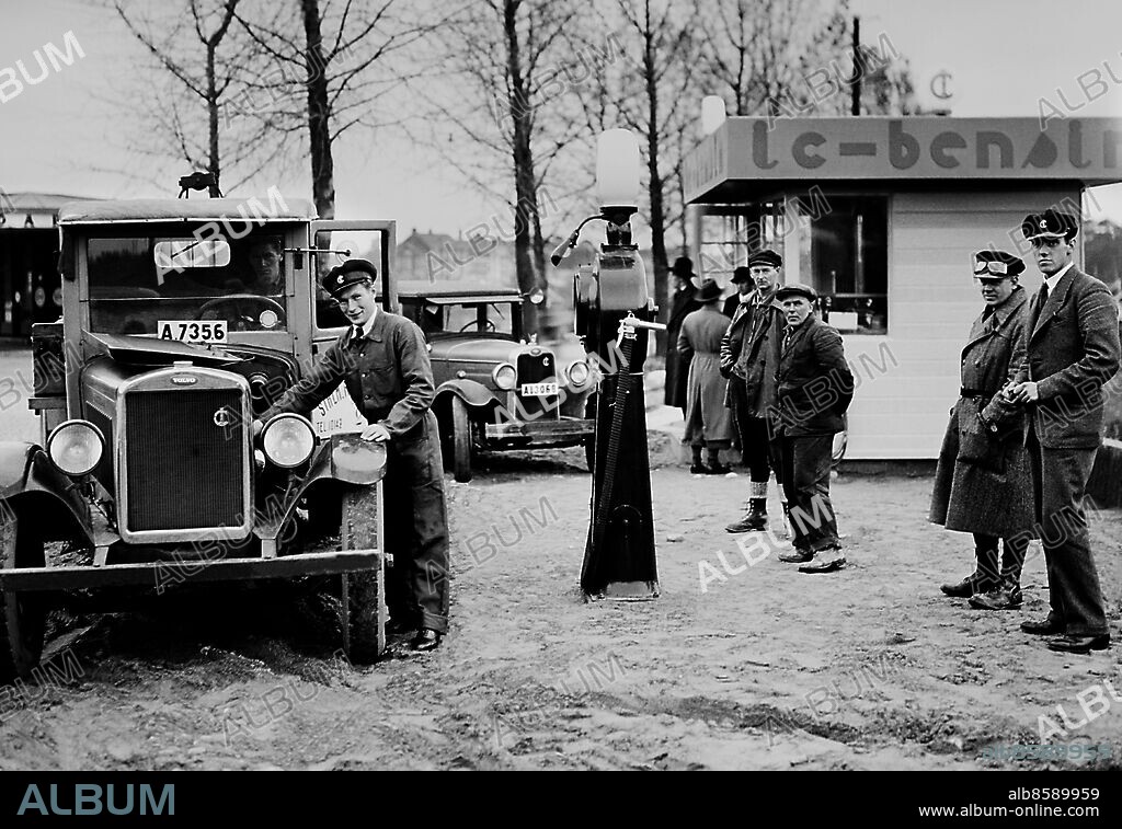 ARKIV 1933 . IC:s bensinstationi Enskede. Bilister väntar på att få tanka. Till vänster: Volvo och till höger en Chevrolet 1928.. Petrol station in Stockholm.. Foto: TT / Kod 1900.