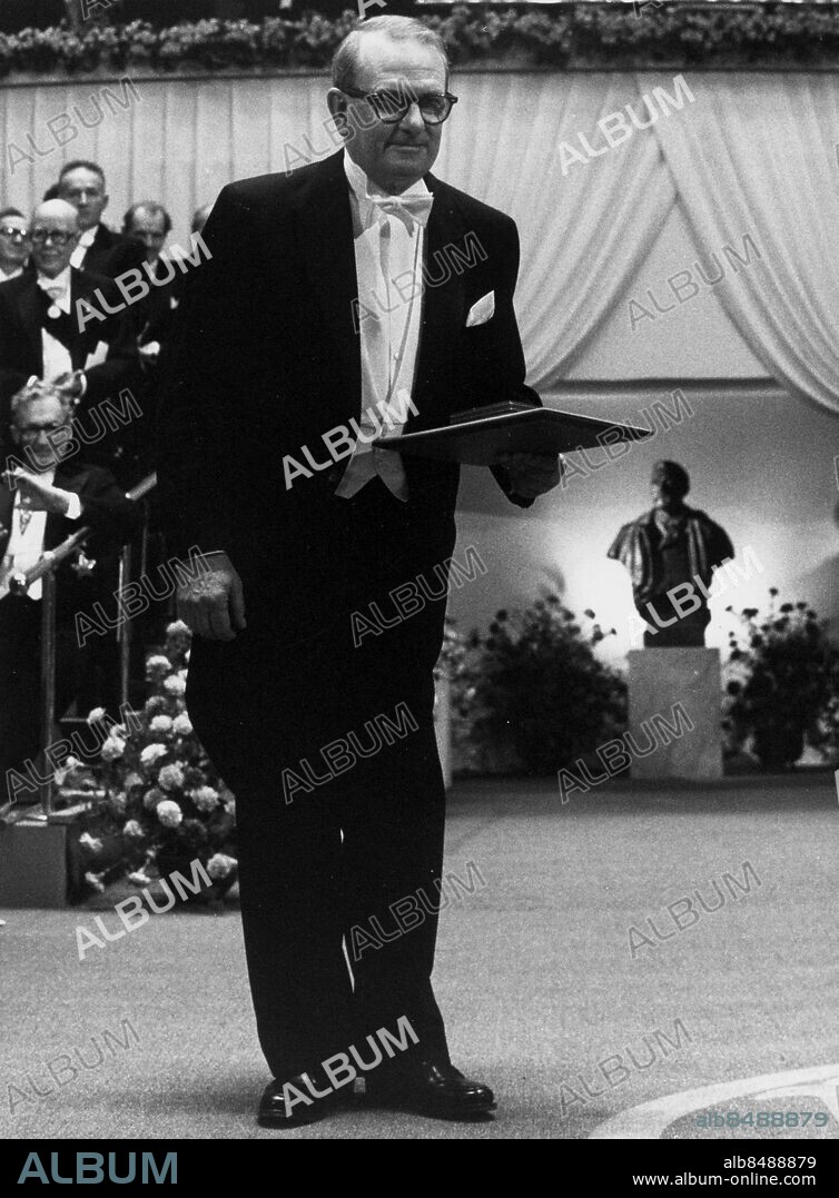 File Sweden Nobel 1979. Medicine laurerate Allen Cormack, has received his prize from his majesty king Carl XVI Gustaf of Sweden. Cormack shares the prize with Godfrey N Hounsfield. Foto: Jan Collsiöö Kod: 1001 COPYRIGHT SCANPIX SWEDEN.