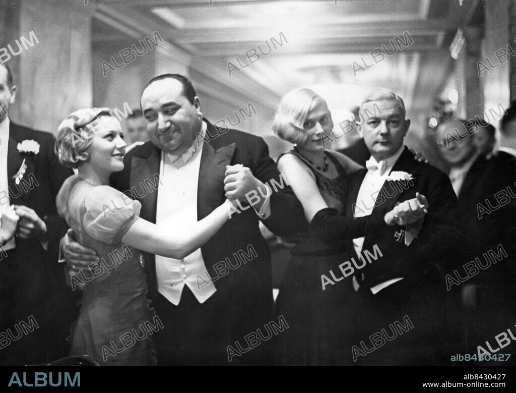 TYSKLAND BERLIN 1931-11-14. Orig. bildtext... FILMBALL 1931 - KURT GERRON TANZT Unter den eifrigsten Tänzern befand sich am 14. November 1931 beim alljährlichen Filmball in Berlin der beliebte Schauspieler und Filmstar Kurt Gerron. Bild zeigt Kurt Gerron mit Lien Dyers auf dem Filmball (links im Bilde) Foto: New York Times / AB Text & Bilder / SVT / Kod: 5600 Mapp: Gerron, Kurt K Gerron, 1897-1944, tysk skådespelare. Emigrerade från Tyskland 1933. L Deyers, 1902-1982, nederländsk skådespelare verksam i bl a Tyskland. Lämnade landet 1935. persons: KURT GERRON;LIEN DEYERS sites: NEDERLÄNDERNA*;BERLIN;TYSKLAND.