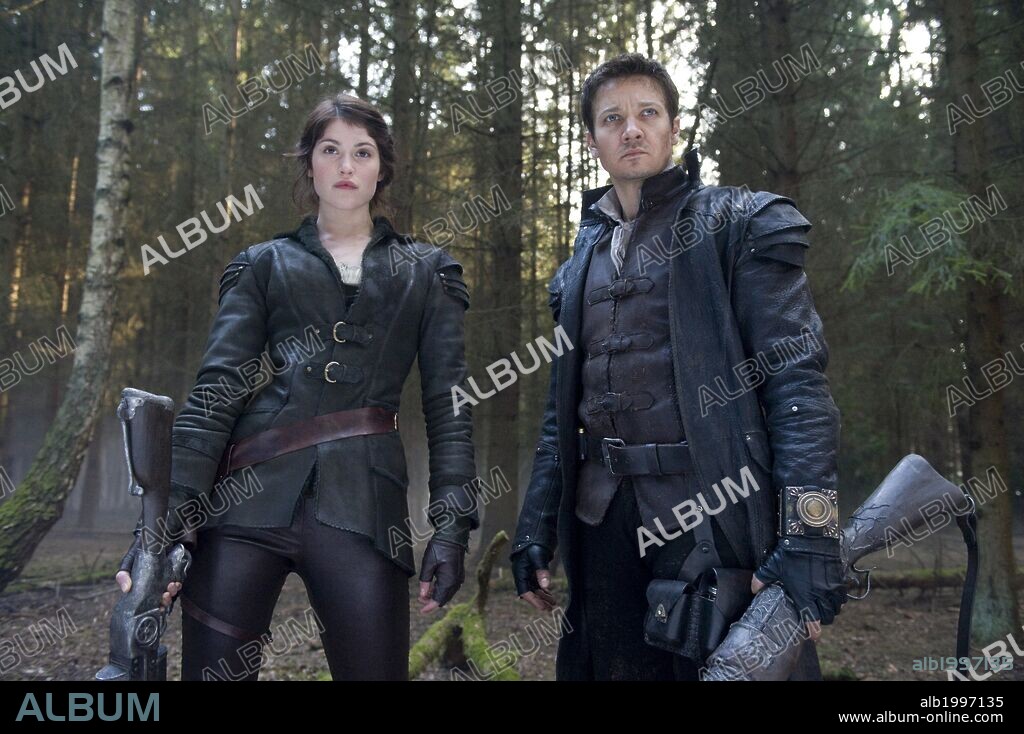 GEMMA ARTERTON and JEREMY RENNER in HANSEL & GRETEL: WITCH HUNTERS, 2013, directed by TOMMY WIRKOLA. Copyright PARAMOUNT PICTURES.