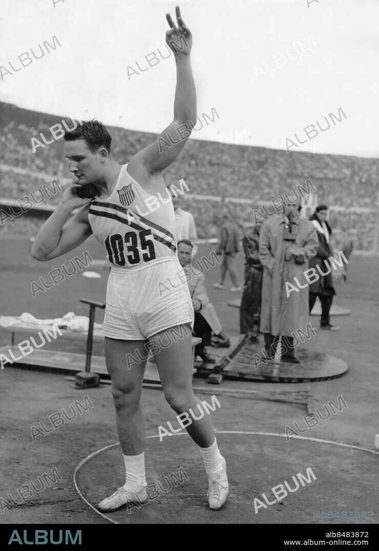 FINLAND HELSINGFORS 1952-07.. Parry O'Brien, amerikansk friidrottare, deltar i kultävlingen vid de olympiska sommarspelen 1952 där han blev olympisk mästare. Han vann även1956 i Melbourne.. Foto: Olympia-Kuva / AB Text & Bilder / SVT / Kod: 5600. Finsk och engelsk originalbildtext.. Mapp: Kulstötning (O.S. 1952) I:286S. Segrare Vinnare Kulstötning Balans.