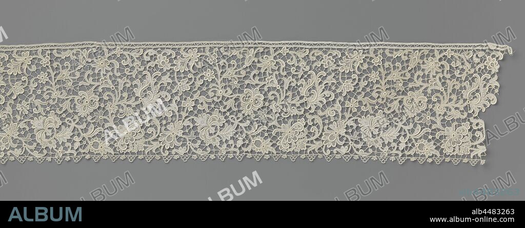 Strip of needle lace with four-leaf clover, Strip of natural-colored needle lace: Venetian embossed lace. Irregular bars ground. The thick relief is mainly smooth. The pattern is running and small of report. Angled, star-shaped flowers and feathered leaves grow on slanting left angled stems. A four-leaf clover is included under the top volute., anonymous, Belgium, c. 1875 - c. 1899, linen (material), Venetian raised work, l 350 cm × w 17 cm ×, 23 cm.