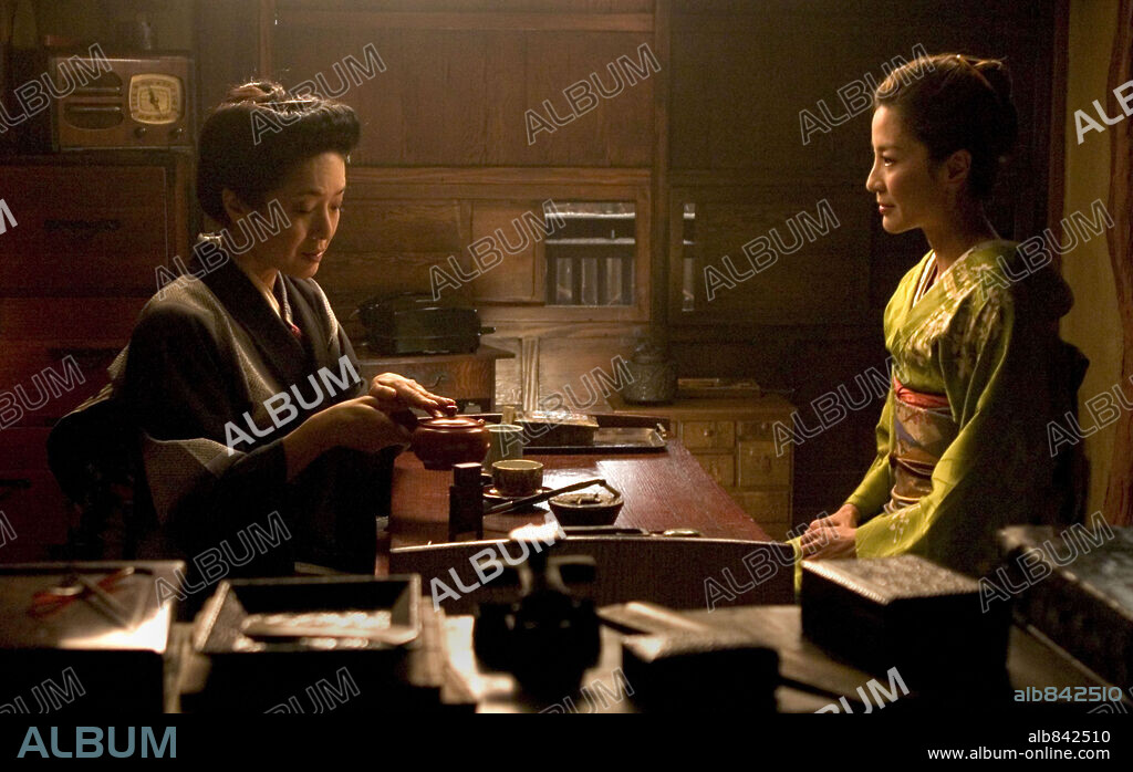 KAORI MOMOI and MICHELLE YEOH in MEMOIRS OF A GEISHA, 2005, directed by ROB MARSHALL. Copyright COLUMBIA PICTURES / JAMES, DAVID.