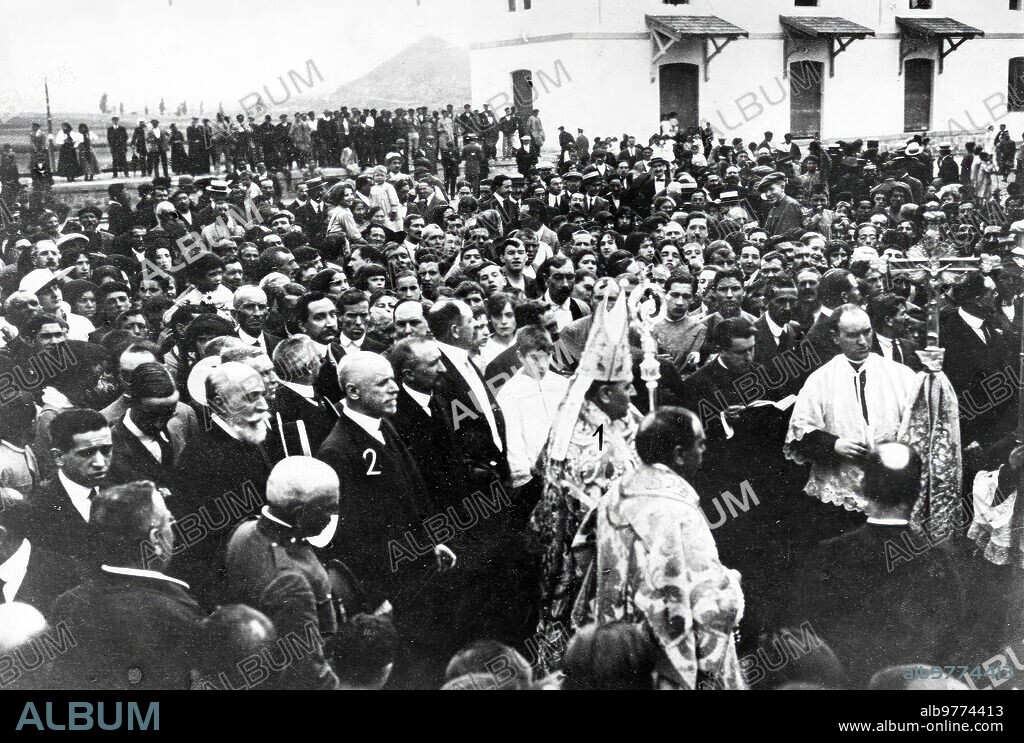 Julio 1916. Inauguración de un ferrocarril el arzobispo de Zaragoza (I) Bendiciendo el primer tren de Haro A Ezcaray al inaugurar la línea el presidente del Congreso, Sr. Villanueva (2).