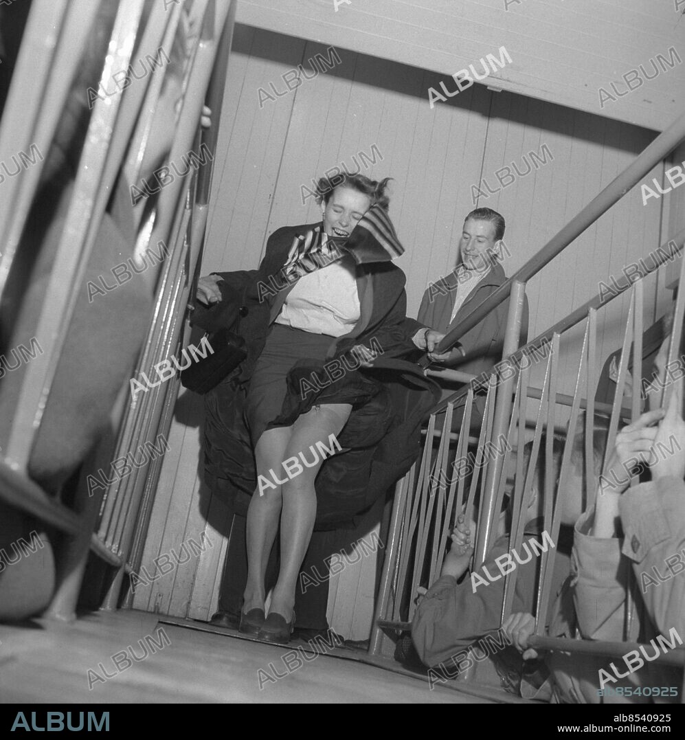 GÖTEBORG 1955-04. Lustiga Huset på Liseberg där kjolarna på kvinnorna blåser upp till allmän förnöjelse. *** Local Caption *** GP apr1955_2068 Foto: Kamerareportage / TT / Kod: 2524.