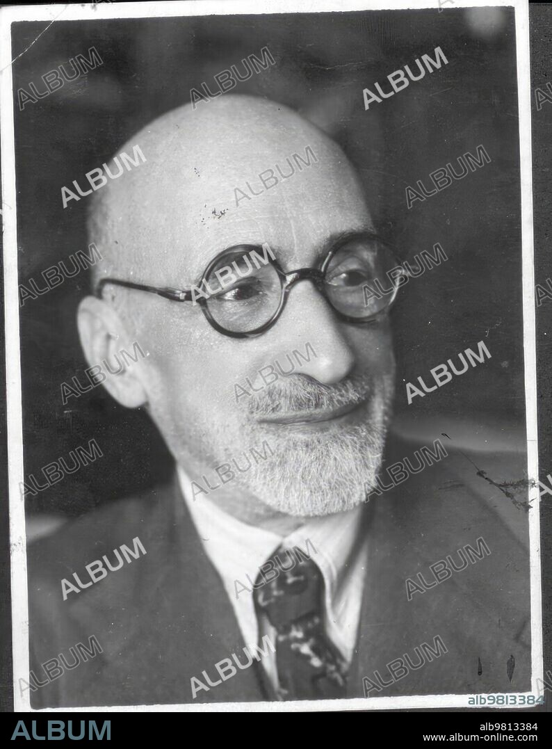 June 22, 1946. Jacinto Benavente, protagonist of the Work ?Benavente, fin de Siglo? by José Vila Selma, occupies the criticism of the academic Melchor Fernández Almagro: ?About Benavente, Works that Help Value a Theater have not yet been Published, in Estimated Number and Quality like His, so Broad, varied and well Sustained, for more than half a Century. ABC 50 Years Ago.
