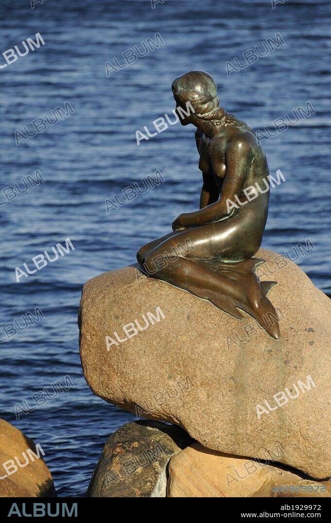 DINAMARCA. COPENHAGUE. Vista de la ESTATUA DE "LA SIRENITA", realizada en bronce en 1913 por el escultor Edgar ERIKSEN. Símbolo de la ciudad. Europa.