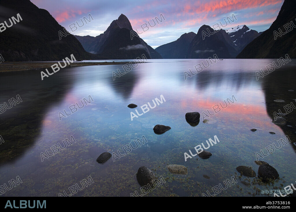 Sunrise at Milford Sound in Fiordland National Park, UNESCO World Heritage Site, South Island, New Zealand, Pacific.