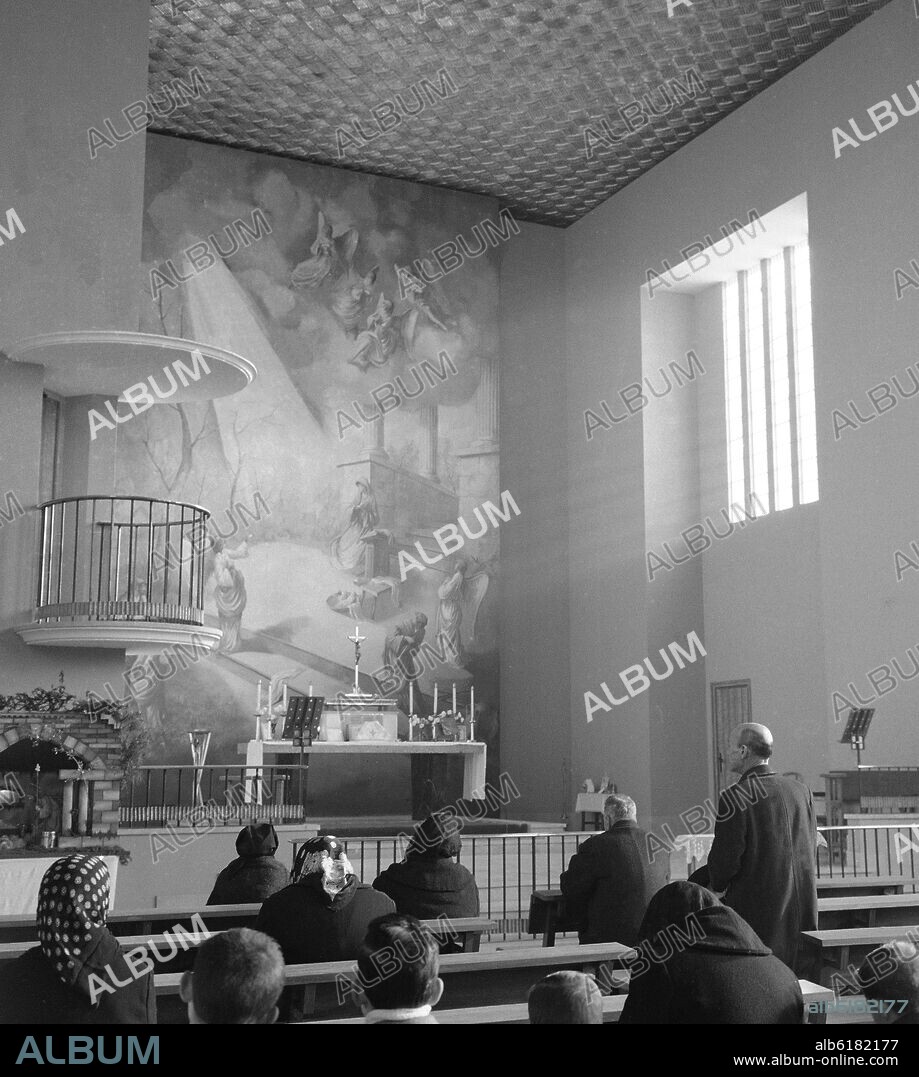 MANUEL RUIZ DE LA PRADA Y JOSE GOMEZ MESA. INTERIOR  DE LA PARROQUIA DE LA ENCARNACION DEL SEÑOR  - CANILLEJAS SAN BLAS- FOTOGRAFIA EN BLANCO Y NEGRO - AÑOS 60.