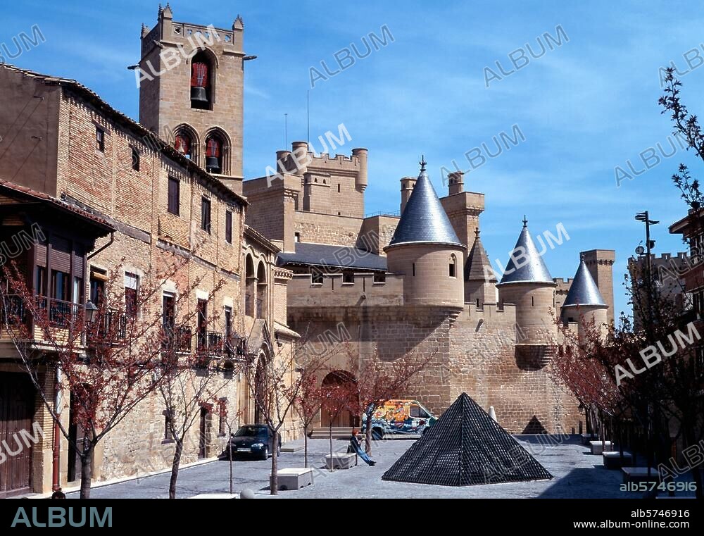 Olite / Erriberri (Navarre, Espagne), Palais des rois de Navarre (agrandissement et transformation au 15e siècle sous Charles III de Navarre). Vue de la place du marché et du palais royal.