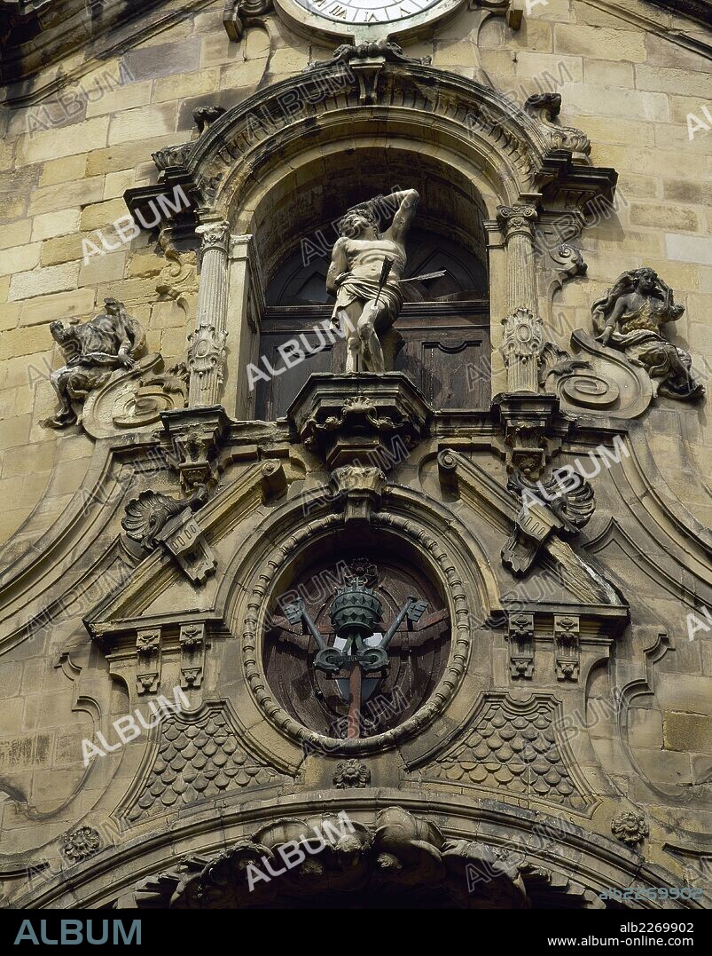 SEBASTIAN, San (m.297 ó 305). Mártir cristiano. Escultura situada en el cuerpo central de la fachada barroca de la IGLESIA DE SANTA MARIA. SAN SEBASTIAN (DONOSTIA). Provincia de Guipúzcoa. País Vasco.